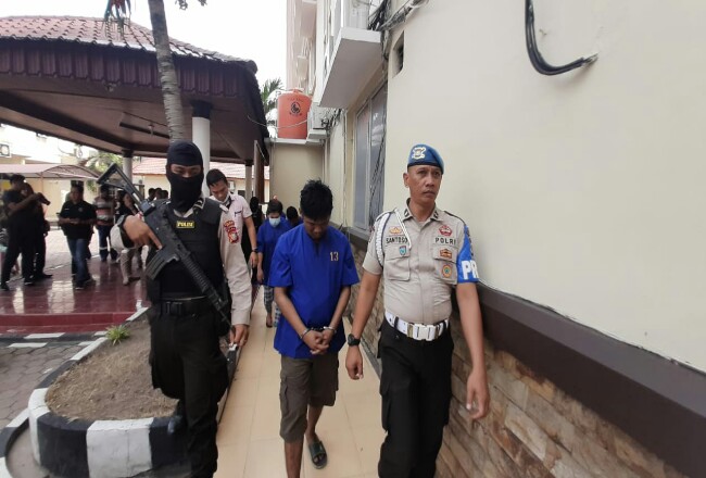 Polres Dumai berhasil membekuk 7 orang tersangka yang hendak edarkan 7 kilogram sabu asal Malaysia.