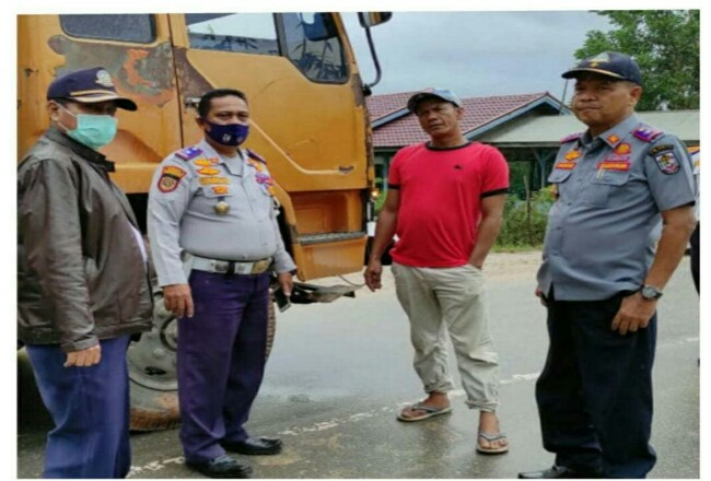 Kadishub Pelalawan, Drs Syafrudin, MSi, (kanan) dan staf dishub saat menilang truk fuso yang melintas di Jalan Pemda, Langgam.
