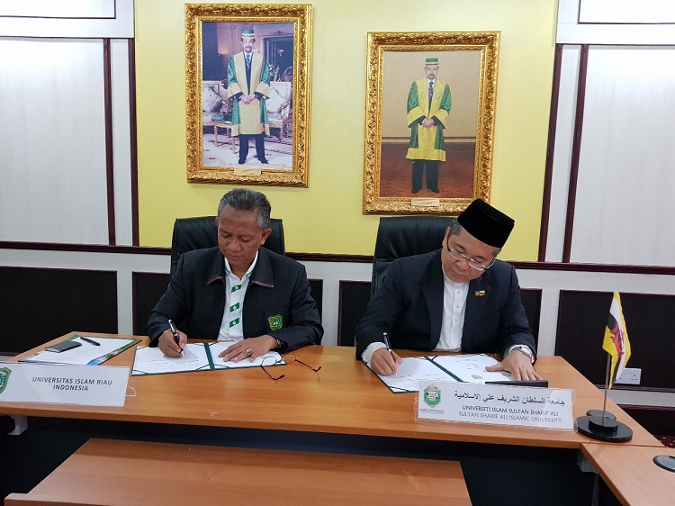 Rektor UIR Prof Syafrinaldi dan Rektor UNISSA Brunei Darussalam Dr Haji Norarfan ketika menanda-tangani di Bandar Sri Begawan MoU pada Juli 2019.