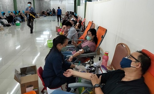 Kegiatan donor darah yang dilaksanakan PSMTI Riau di Mal SKA melewati target