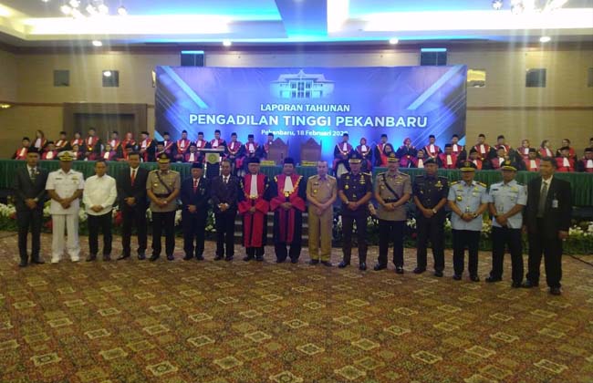 Gubernur Riau (Gubri) Syamsuar foto bersama saat hadiri acara laporan pelaksanaan kegiatan tahun 2019 di Pengadilan Tinggi Pekanbaru.