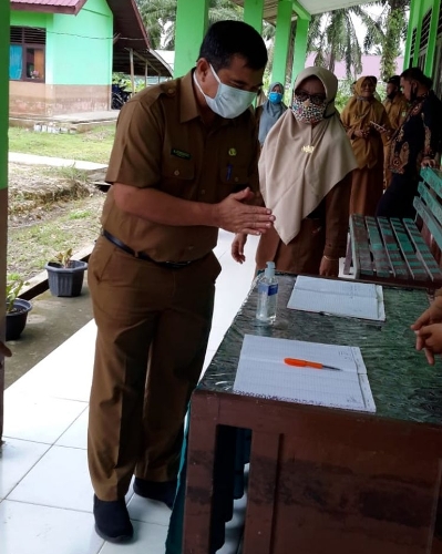Kadisdikbud Rohil, HM Nurhidayat meninjau pelaksanaan PTM di sekolah Kabupaten Rohil. 