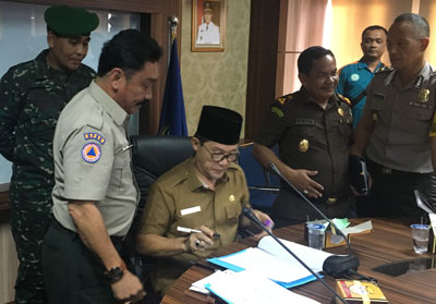  Walikota Dumai Drs H Zulkifli AS MSi menandatangani surat penetapan status siaga Karlahut di Dumai. FOTO: Bambang