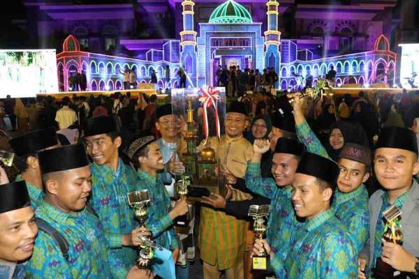 Wakil Walikota Pekanbaru H. Ayat Cahyadi S.Si mengangkat Piala juara umum Musabaqoh Tilawatil Qur’an XXXVII tingkat Provinsi Riau tahun 2018.