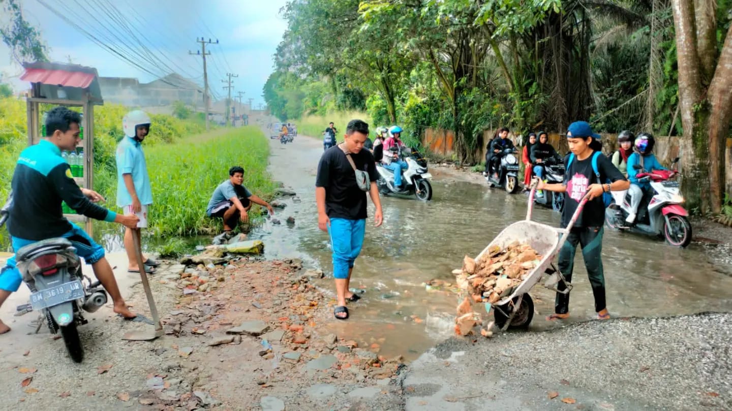 Nalar Kalistra Unri perbaiki Jalan Bangau Sakti, Pekanbaru (foto/Mg1)