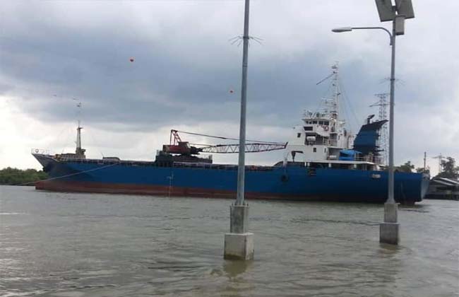 Terlihat dari kejauhan kapal tanker yang melintas di Selat Rengit menabrak kabel Tower Sutet