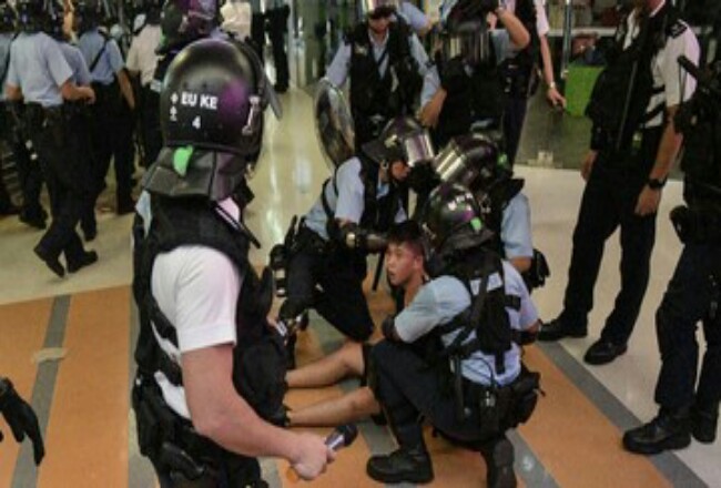 Ilustrasi bentrokan demonstran dan polisi di Hong Kong.