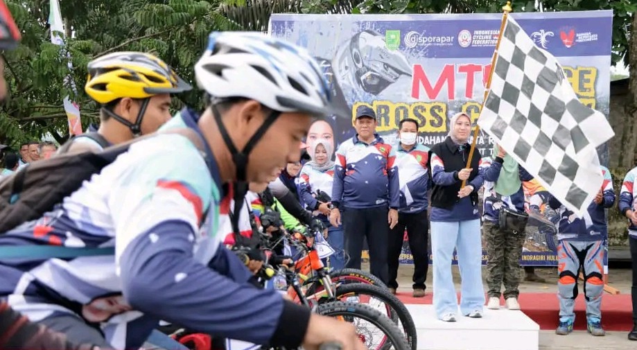 Bupati Inhu Rezita Meylani Yopi resmi buka MTB Race Rantau Langsat 2023 (foto/andri)