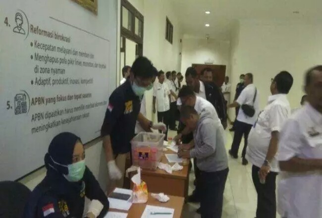 Pegawai Pemprov Riau saat tes urine mendadak di Ruang Melati Kantor Gubernur Riau, 15 Januari lalu. Foto: Tribunpekanbaru