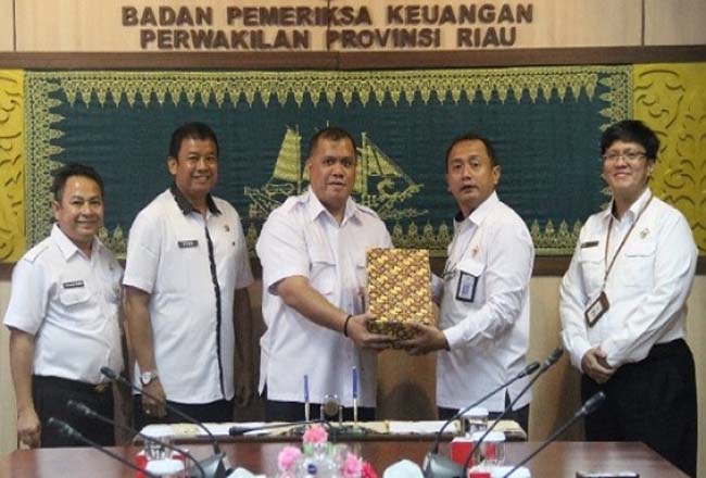 Bupati Inhu Yopi Arianto menyerahkan LKPD ke BPK Riau.