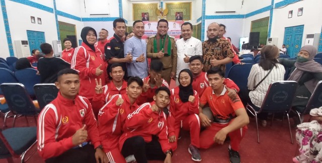 Bupati Pelalawan, Zukri menyerahkan bonus bagi ketujuh atlet IPSI Kabupaten Pelalawan dan pelatih (foto/Andi)