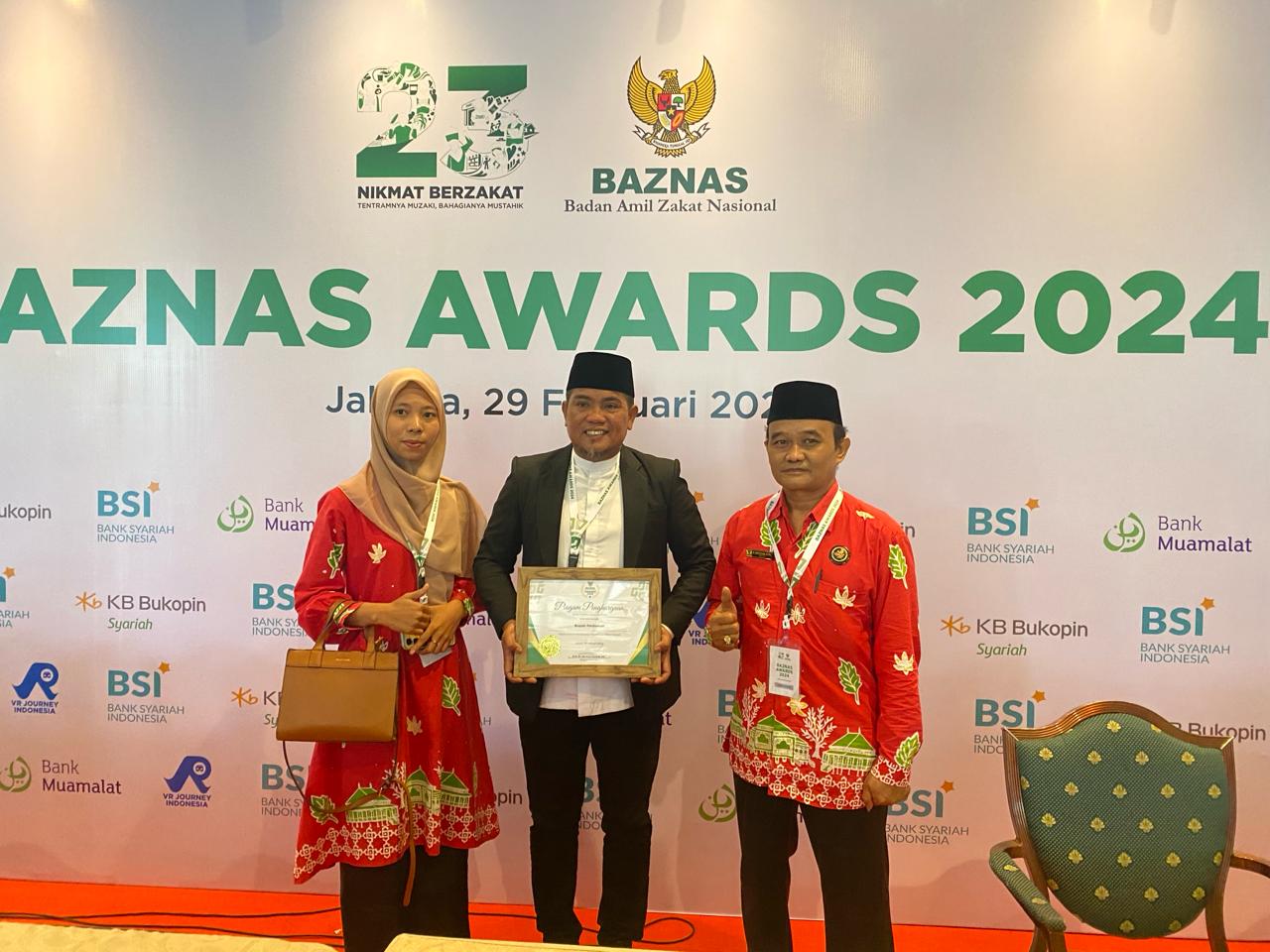 Bupati Pelalawan, Zukri meraih penghargaan pendukung pengelolaan zakat terbaik di Baznas Award 2024 (foto/ist)