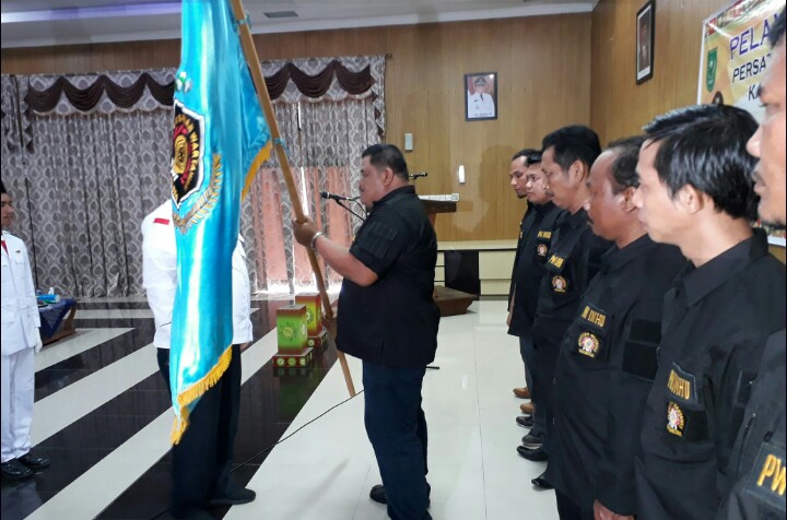 Ketua PWI Riau, H. Zulmansyah Sekedeng saat melantikan pengurus PWI Inhu Periode 2018-2021