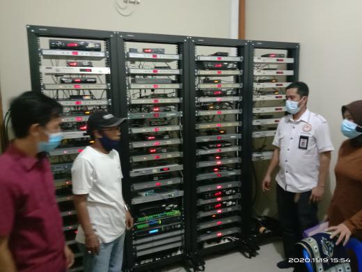 Komisioner KPID Riau saat mengunjungi salah satu perusahaan TV kabel di Selatpanjang, Kepulauan Meranti.