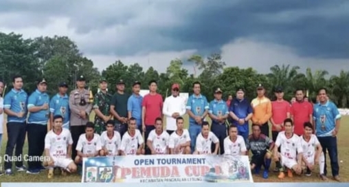 Open Tournament Pemuda Cup I Pangkalan Lesung.(foto: andi/halloriau.com)