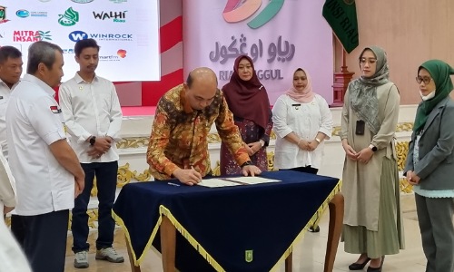 Direktur PT RAPP, Mulia Nauli menandatangani Komitmen Pembangunan Rendah Karbon di Provinsi Riau disaksikan Gubernur Riau, Syamsuar.(foto: istimewa)
