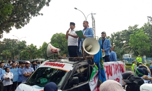 Ketua DPRD Riau, Yulisman bertemu massa aksi Tolak Perppu Ciptaker.(foto: rinai/halloriau.com)