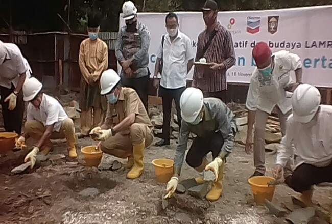 Peletakan batu pertama, tanda dimulainya  pembangunan usaha Sentra Ekonomi Kreatif dan Budaya Lembaga Adat Melayu (LAM) Riau Jalan Diponegoro, Senin (16/11/2020) tadi. 