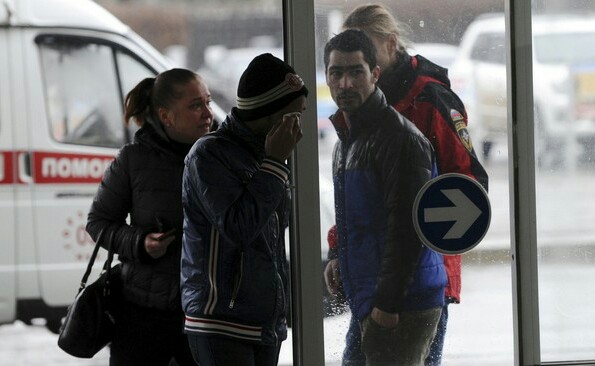 Keluarga penumpang berdatangan ke bandara Rostov-on-Don.
