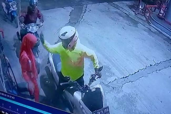 Aksi biker diduga menampar petugas SPBU di Padalarang (Foto: tangkapan layar video)