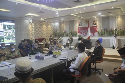 Bupati Siak Alfedri memimpin rapat virtual persiapan pelaksanaan vaksinasi massal di Kabupaten Siak.