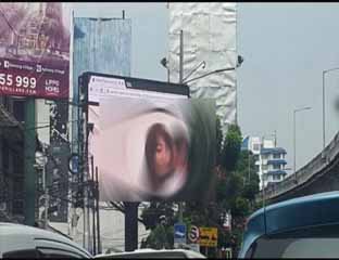 Waduh! Warga Jakarta Nobar Film Porno di Papan Reklame Pinggir Jalan