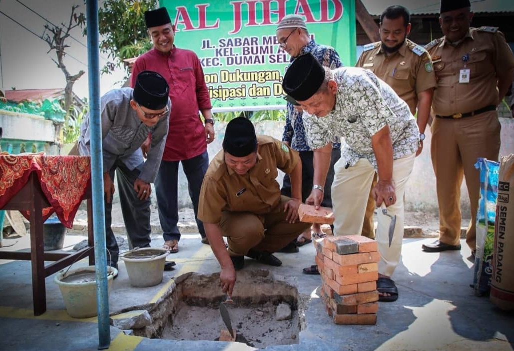  Wawako Dumai Eko Suharjo SE meletakkan batu pertama pembangunan mesjid Al-Jihad, Selasa (10/3/2020).