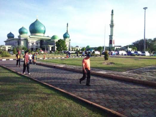 Warga berolahraga di lingkungan Masjid An Nur