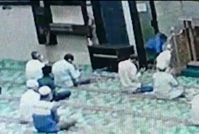 Tangkapan layar video rekaman CCTV detik-detik penyerangan imam Masjid Al Falah Darul Muttaqin di Jalan Sumatera, Kecamatan Pekanbaru Kota, Kota Pekanbaru, Riau, Kamis (23/7/2020) malam. Foto: Kompas