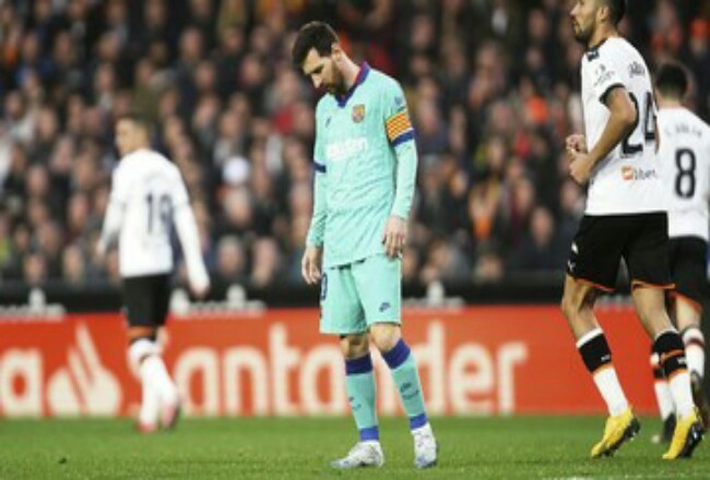 Lionel Messi murung dalam laga Barcelona melawan Valencia. Foto: CNNIndonesia