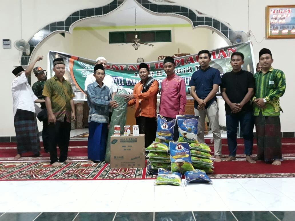 Bantuan untuk masjid  diserahkan Ustadz KH Khundori didampingi Koordinator Safari Ramadhan PT IIS, Rudiansyah dan seluruh tim safari