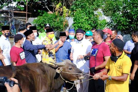 Gubernur Riau H Syamsuar menyerahkan seekor sapi kurban kepada Ketua PWI Riau H Zulmansyah Sekedang untuk disembelih di PWI Riau, Minggu (2/8/2020) pagi. 