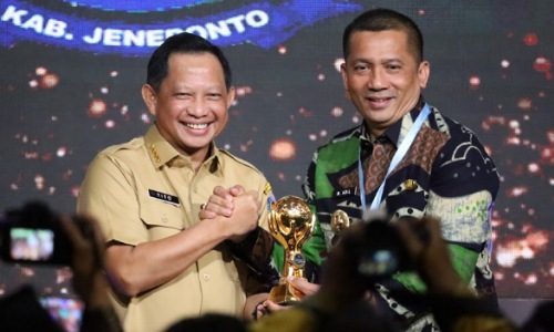 Bupati Meranti, M Adil menerima penghargaan UHC BPJS Kesehatan yang diserahkan Mendagri, Tito Karnavian.(foto: istimewa)