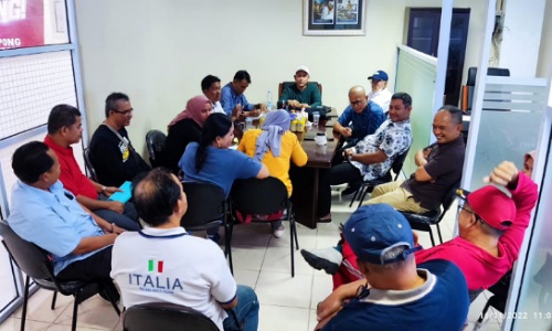 Ketua PWI Riau H. Zulmansyah Sekedang memimpin rapat persiapan keberangkatan tim Porwanas Jawa Timur 2022 di Malang.(foto: bambang/halloriau.com)