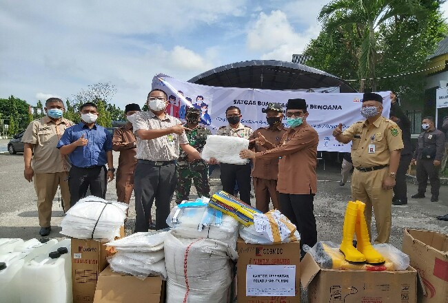 Walikota Dumai H Zulkifli As menerima bantuan alat kesehatan dari Satgas BUMN Provinsi Riau.