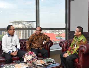  Pertemuan Dirut BPJS Ketenagakerjaan didampingi Kepala Kanwil BPJS Ketenagakerjaan Sumbar-Riau Afdiwar Anwar  dengan Dirut BRK DR. Irvandi Gustari di ruang kerjanya.
