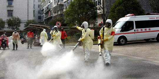 Sukarelawan China semprot disinfektan di kota. FOTO: china daily