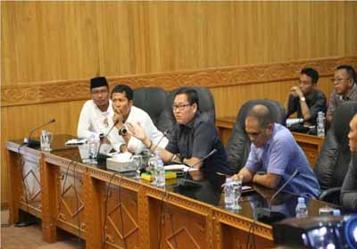 Ketua DPRD Bengkalis H Abdul Kadir mempimpin Rapat Kerja Badan Anggaran tentang Rasionalisasi Dana ADD (Tunda Bayar) tahun 2017 di ruang rapat DPRD Bengkalis, Senin, 13 Agustus 2018 lalu.