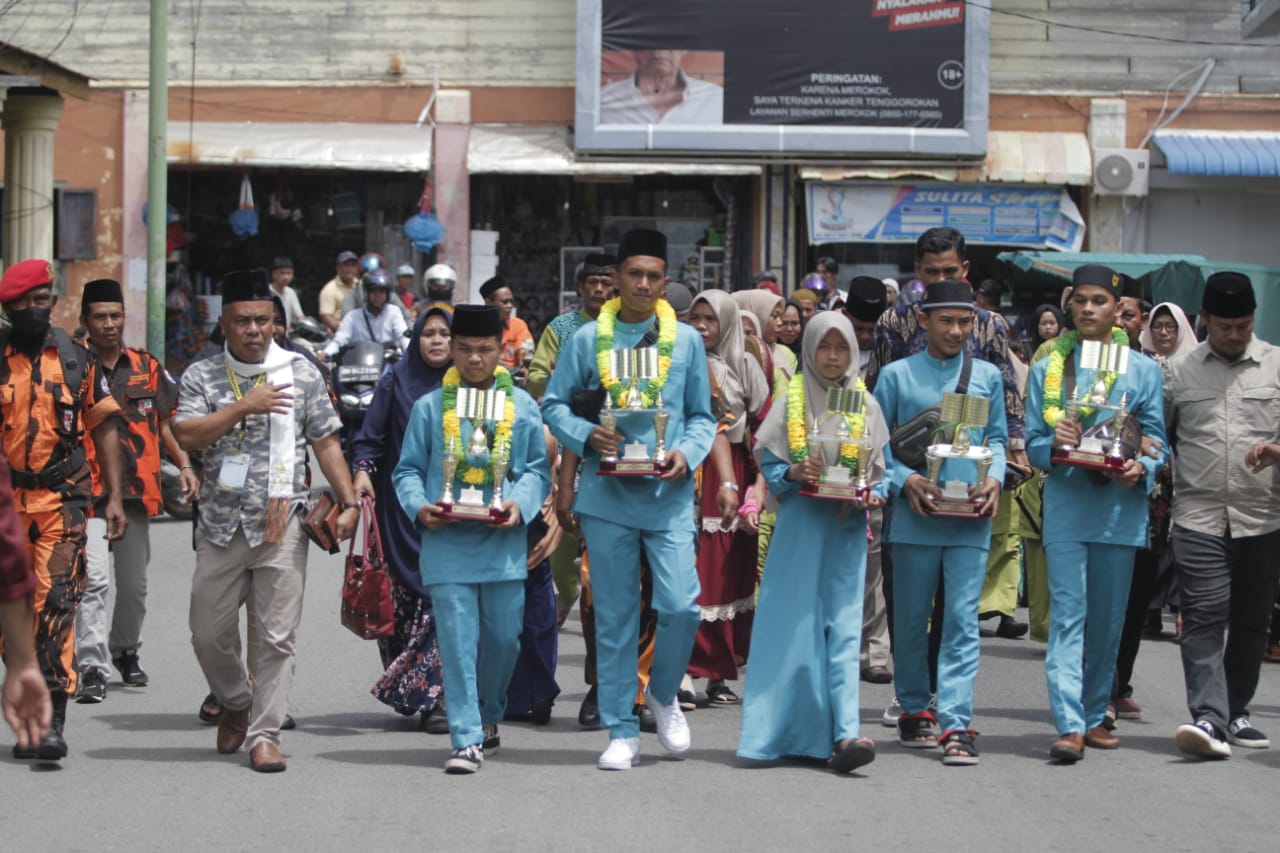 Qori dan qoriah Kepulauan Meranti yang berhasil mendapatkan juara di MTQ Riau diarak keliling kota selatpanjang
