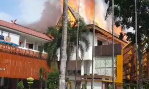 Kantor MPP Pekanbaru di Jalan Sudirman terbakar hebat Minggu pagi tadi.(foto: int)