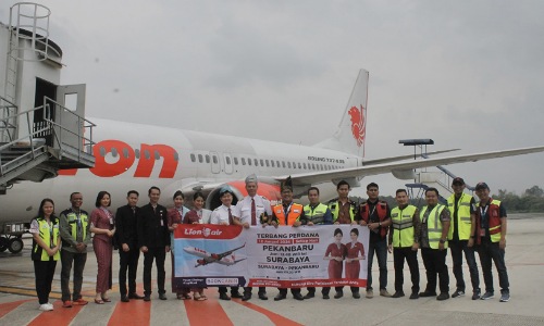 Lion Air penerbangan rute Surabaya-Pekanbaru mendarat di Bandara SSK II Pekanbaru.(foto: mg1/halloriau.com)