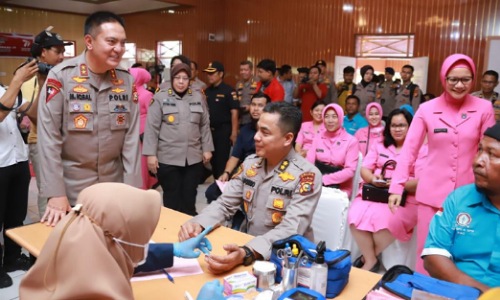 Kapolda Riau, Irjen Pol M Iqbal saat meninjau kegiatan Baksos di Rumah Kebangsaan Cipayung Plus.(foto: bayu/halloriau.com)