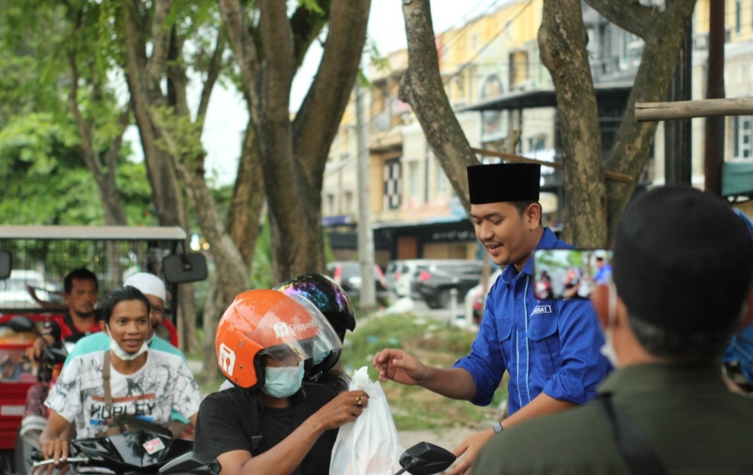 Kader Partai Demokrat Riau berbagi takjil kepada masyarakat. 