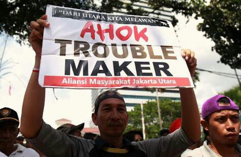 Warga Jakarta demo menolak Ahok. Dia disebut sumber masalah. FOTO: Internet