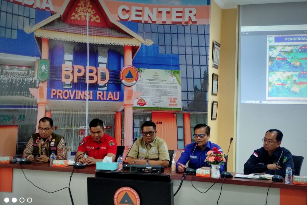 Kalaksa BPBD Riau, M Edy Afrizal saat rakor Karhutla bersama BPBD Kabupaten/Kota se-Riau.(foto: mcr)