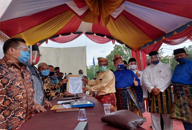 Pasangan calon walikota dan wakil walikota Dumai Edi Sepen - Zainal Abidin mendaftar ke KPU Dumai.