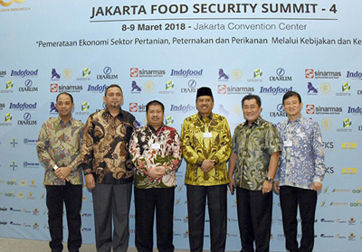  Bupati Bengkalis, H Amril Mukminin foto bersama tamu undanan lainnya di sela-sela menghadiri acara Jakarta Food Security Summit yang ditaja oleh Kamar Dagang Indonesia.