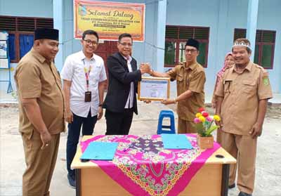  Unit Manager Comm Relations & CSR Pertamina RU II Muslim Dharmawan menerima sertifikat penghargaan dari Kepala SMK PGRI Perminyakan Auzar. FOTO: Bambang