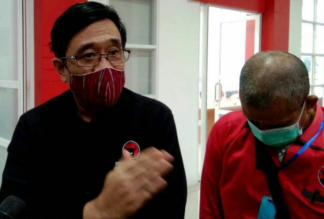 Ketua DPP PDI Perjuangan Djarot Saiful Hidayat menjawab pertanyaan wartawan di kantor DPD PDI Perjuangan Sumut. Foto: Kompas