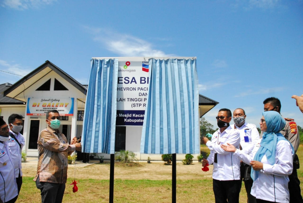 Kadis Pariwisata Provinsi Riau Rony Rahmad (kiri) dan GM Corporate Affairs Asset PT CPI Sukamto Tamrin menarik tirai tanda peresmian program binaan Desa Wisata Kampung Patin di Desa Koto Mesjid pada Juni 2020 lalu.